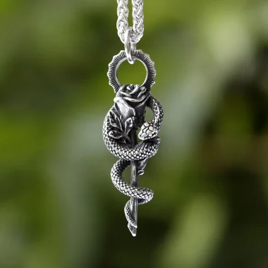 Collier pendentif fleur et serpent en acier