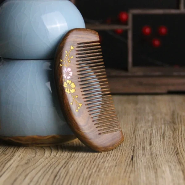 Peigne à cheveux en bois de santal doré