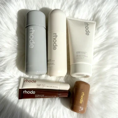 Gloss à lèvres naturel et blush populaires