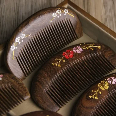 Peigne à cheveux en bois de santal doré