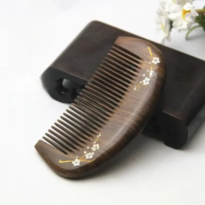 Peigne à cheveux en bois de santal doré