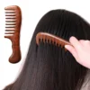Peigne à cheveux en bois de santal naturel