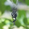 Collier pendentif fleur et serpent en acier