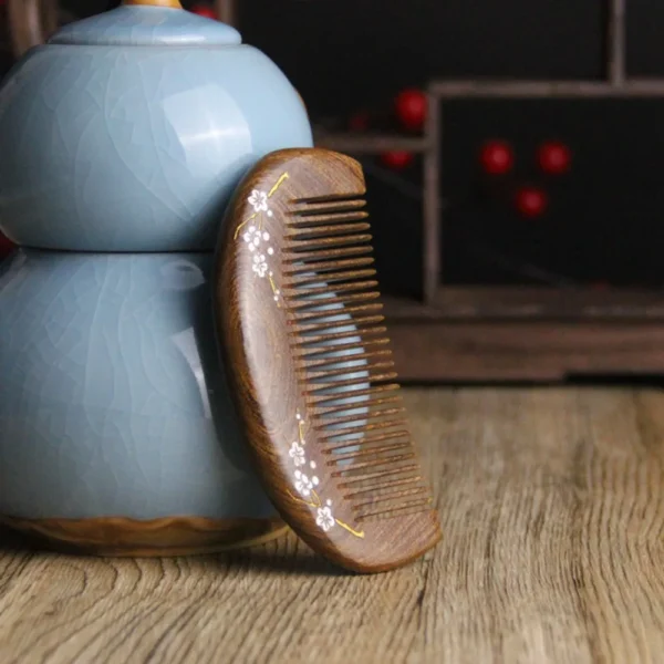 Peigne à cheveux en bois de santal doré