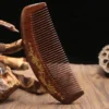 Peigne en bois de santal doré naturel