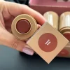 S5ebcd0e492e441319601a21a8209eb39p.webp Baume à lèvres portable, blush et maquillage.