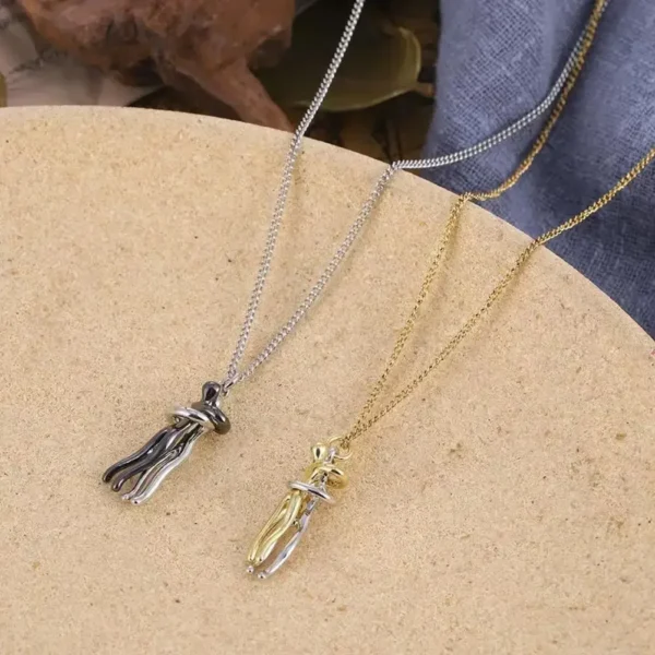 Collier ras du cou tendance avec pendentif