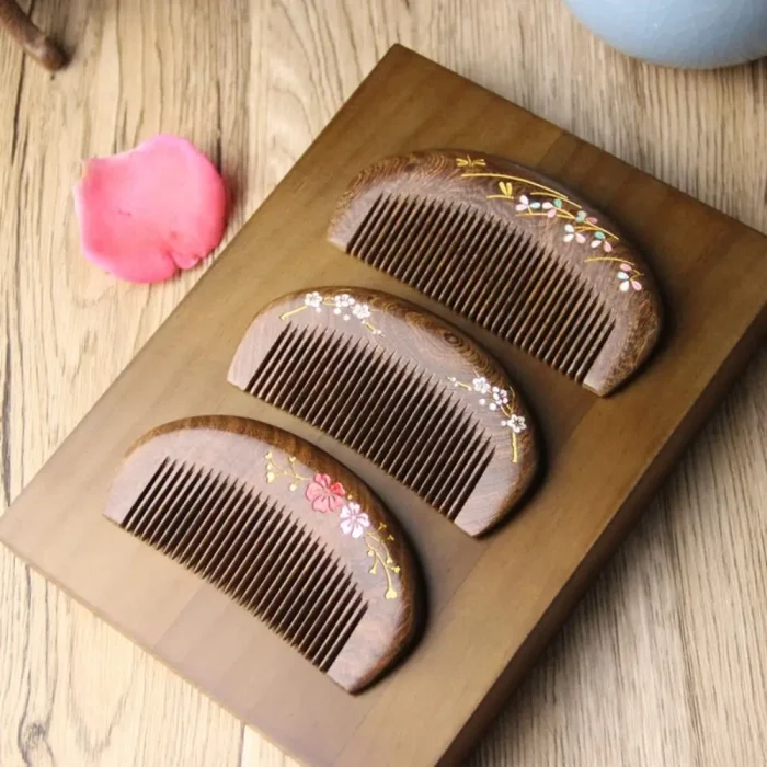 Peigne à cheveux en bois de santal doré