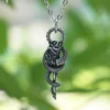 Collier pendentif fleur et serpent en acier