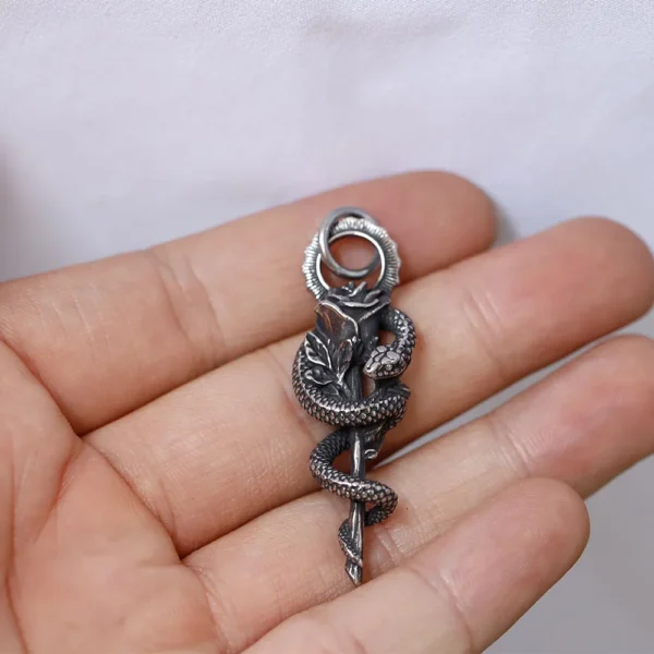 Collier pendentif fleur et serpent en acier