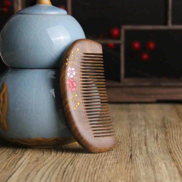 Peigne à cheveux en bois de santal doré