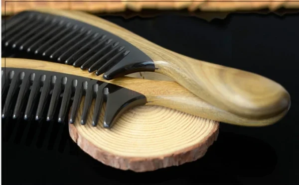 Peigne en bois de santal vert et corne de bœuf