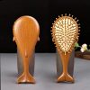 Brosse à cheveux en bois naturel indispensable